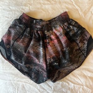 RARE SIZE 2 LULULEMON HOTTY HOT SHORTS